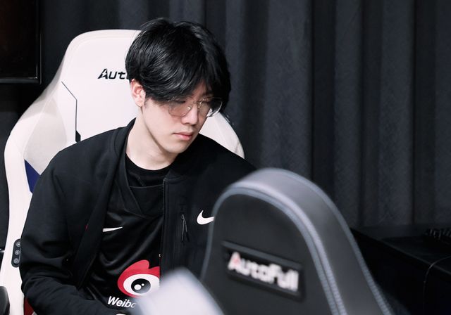 擅自偷拍被 擅自偷拍被